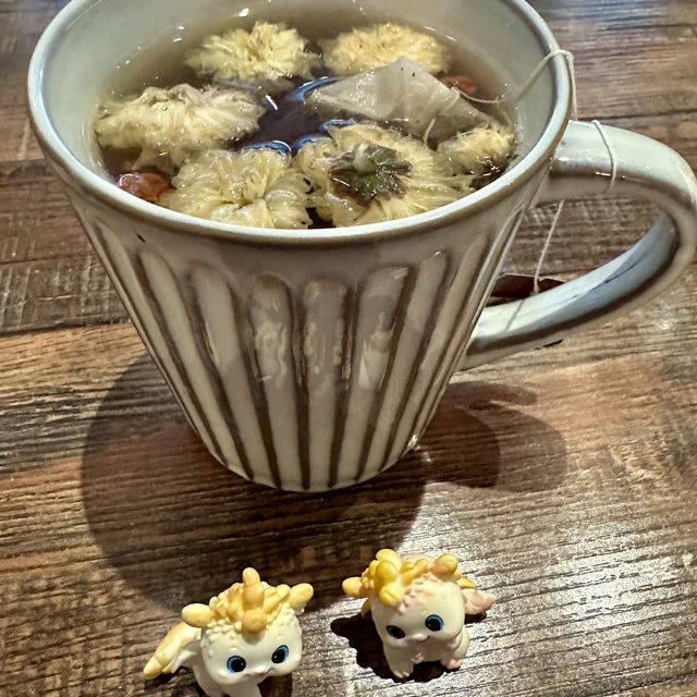 綠色爬藤植物.環境設計風格很清爽.寵物友善餐廳.美食的台北早午餐.非吃不可（GreenHouse)餐廳
