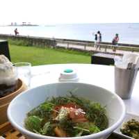 【沖縄】エメラルドビーチの絶景とともに楽しむ、チャハヤブランの沖縄ランチ