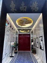 充滿藝術氣團酒店。1分鐘直達地鐵