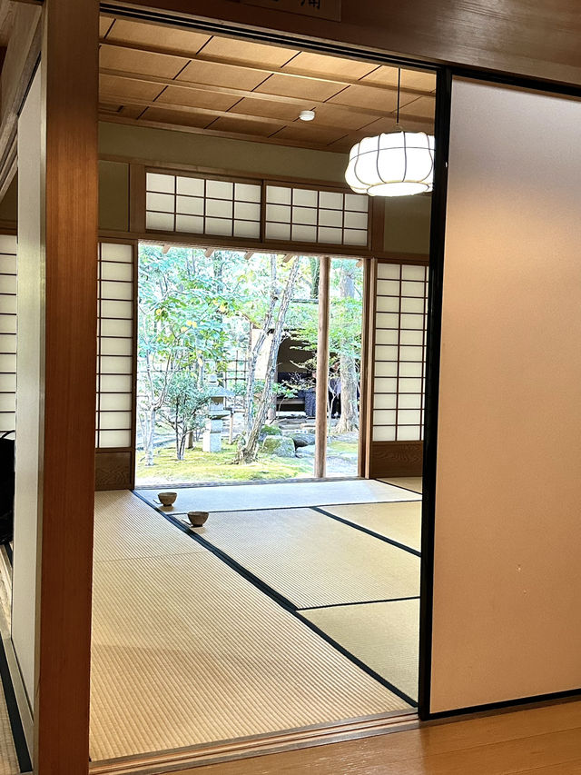 駅からほど近いオフィス街にある日本庭園