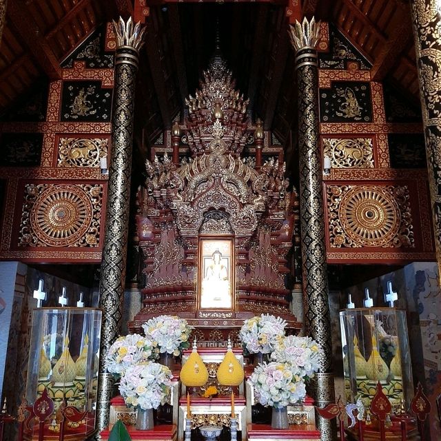 สักการะพระสิงห์เชียงแสนของเมืองเชียงราย