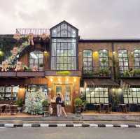 Have you seen an Alice In Wonderland cafe before