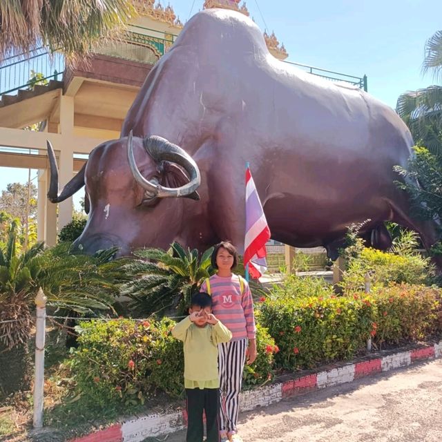พาเที่ยววัดดังที่ศรีสะเกษ วัดพระธาตุเรืองรอง
