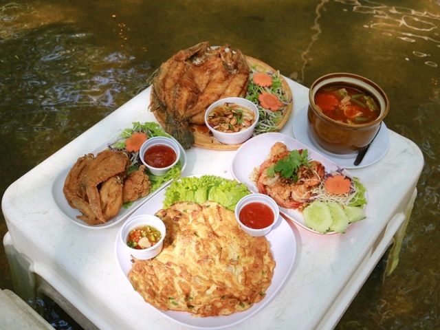 คลองหลังบ้าน Cafe camp