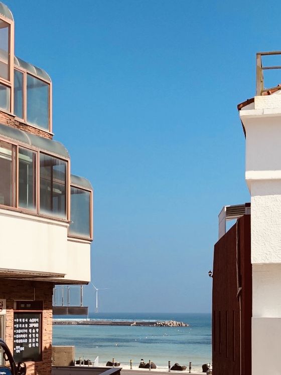 A Beach That Balances Surfing and Swimming