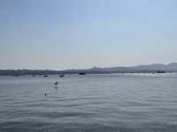 🏞️ **【杭州西湖與斷橋：詩意與浪漫的交匯】** 🌸  