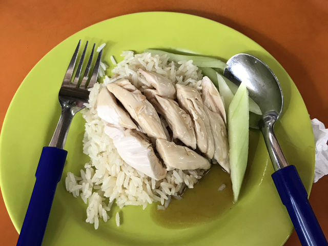 ‘Tian Tian Chicken Rice’ Famous Hainanese chicken rice restaurant in Singapore.✨