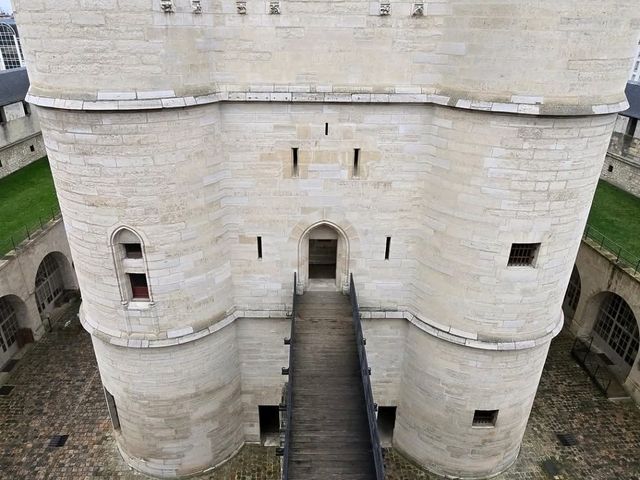 "Château de Vincennes : its iconic landmarks and picturesque"