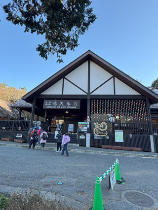 青木ヶ原の凍った不思議：鳴沢氷穴と風穴を探検