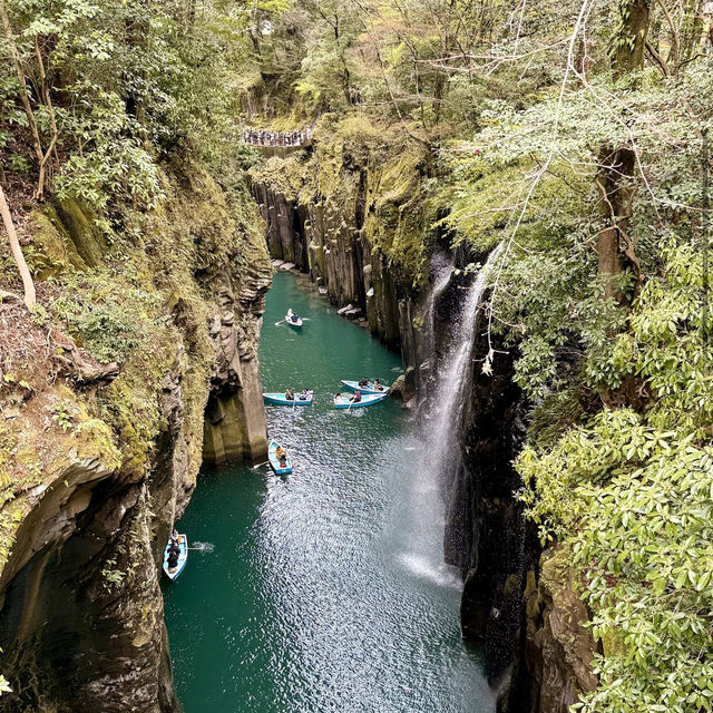 高千穂峡 (Takachiho Gorge, Miyazaki) – 神話が息づく幻想的な渓谷