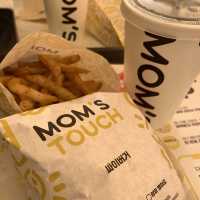 【🇰🇷Mom’s touch 弘大入口店】韓國當店炸雞連鎖店
