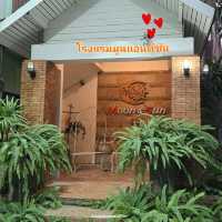 🌝 โรงแรมมูนแอนด์ซัน (Moon and Sun Hotel)🌞