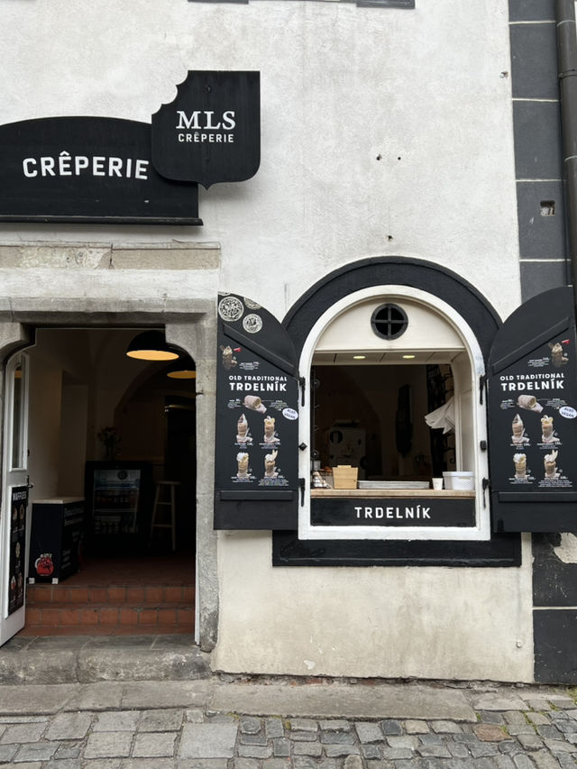 Wandering Through Český Krumlov – Cobblestones, Cafés & Fairytale Vibes