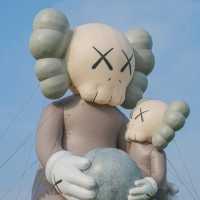 เมื่อ KAWS  มาพักร้อนที่สนามหลวง ✨☀️