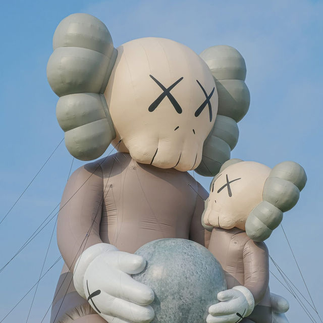 เมื่อ KAWS  มาพักร้อนที่สนามหลวง ✨☀️