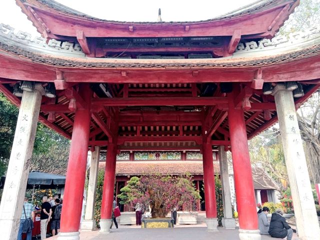 ข้ามสะพานเทฮุก สู่วัด Ngoc Son✨️