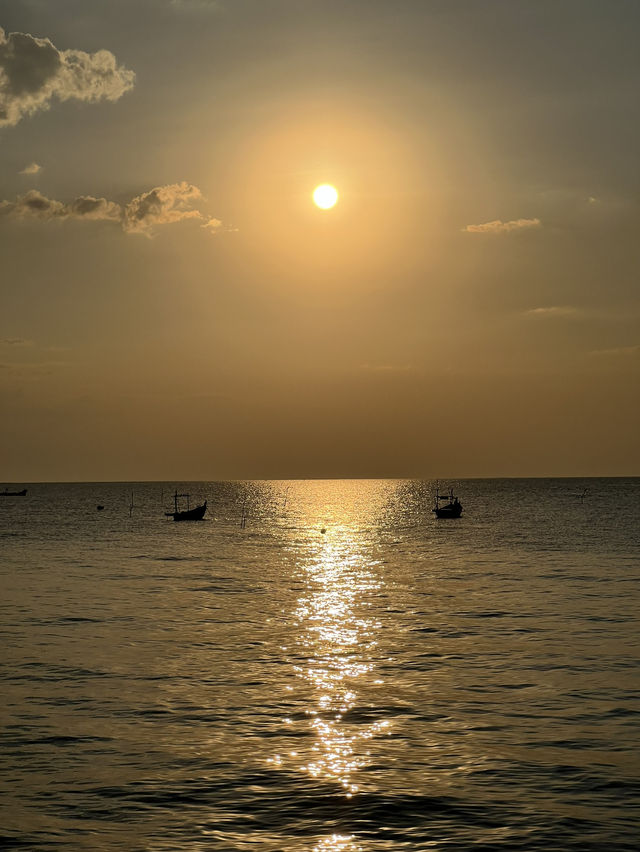 [ชลบุรี] 🌅 บรรยากาศ golden hour ที่หาดบางแสน
