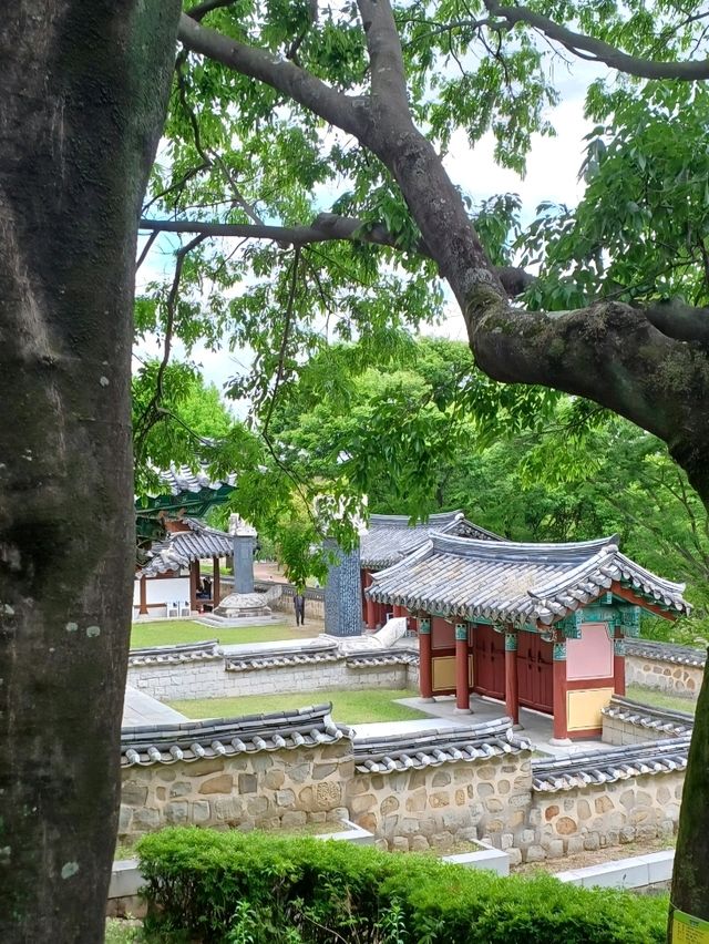 남강을 품은 고풍스러운 누각