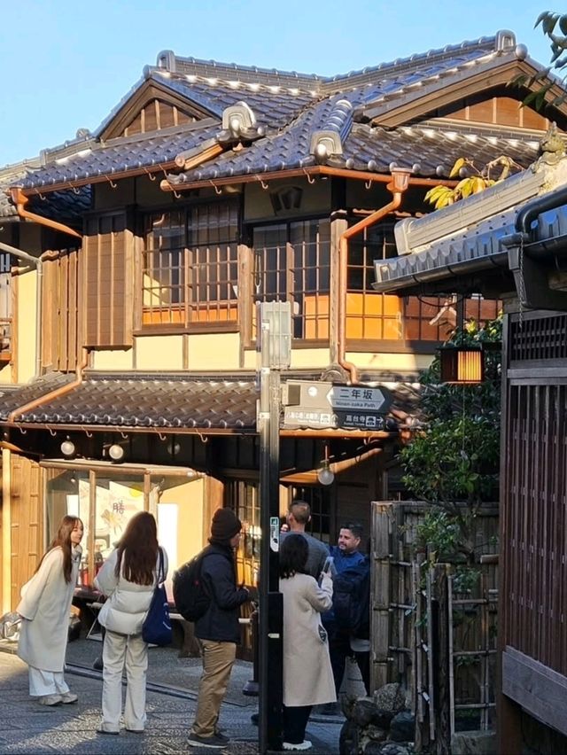 Springtime Strolls on Ninenzaka & Sannenzaka
