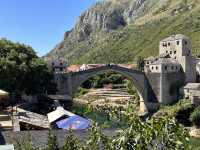 【Mostar｜ボスニアの絶景旧市街と歴史が交差する街】 美しい石橋「スタリ・モスト」と、戦火を乗り越えた街並み