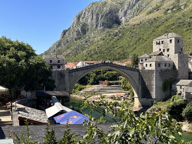 【Mostar｜ボスニアの絶景旧市街と歴史が交差する街】 美しい石橋「スタリ・モスト」と、戦火を乗り越えた街並み