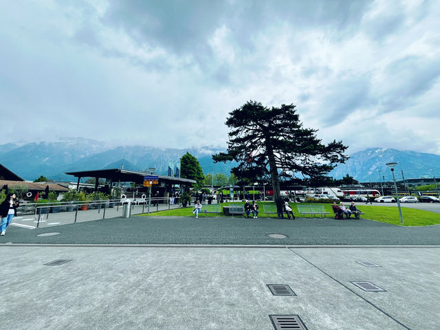 Turquoise Majesty: Relaxed Elegance on Lake Brienz