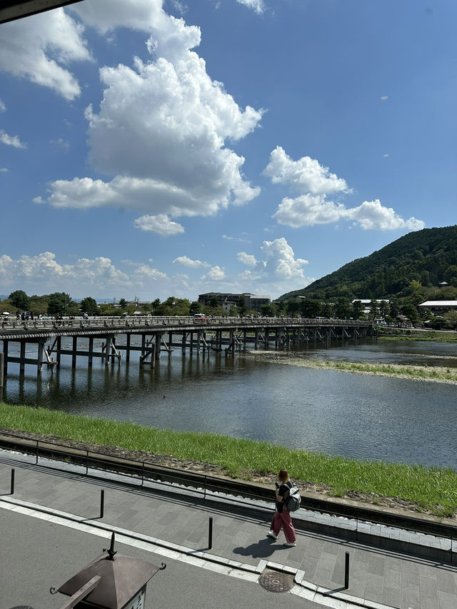 嵐山を眺めて食べる極上の蕎麦