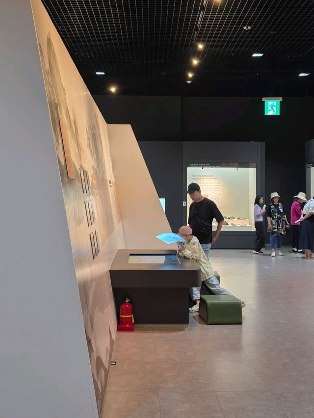 고요한 실내에서 역사 읽기