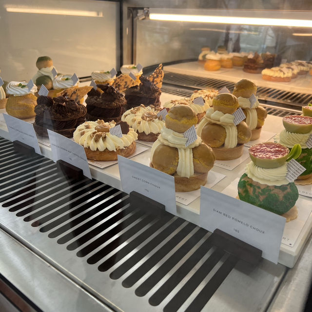 🌿 Aston Gilbert Café – คาเฟ่กระจกล่องหนกลางสวนยาง