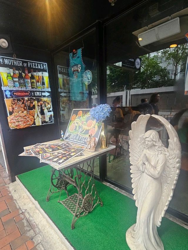 人氣正宗意大利Pizza，巨型烤爐是賣點