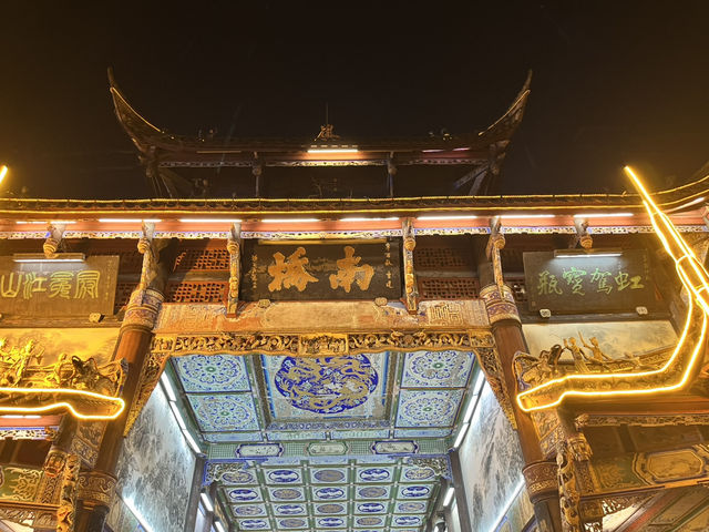  🌉 Nanqiao Bridge – Daytime Elegance, Nighttime Magic in Dujiangyan 