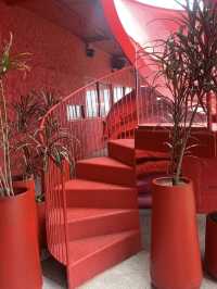 Under The Sun คาเฟ่สีแดงริมทะเล