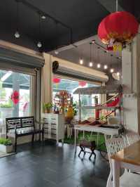 The cafe, blends a floral boutique charm with a vegetarian menu that surprises with its creativity 