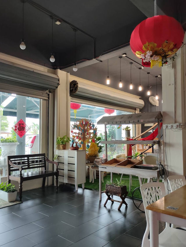 The cafe, blends a floral boutique charm with a vegetarian menu that surprises with its creativity 