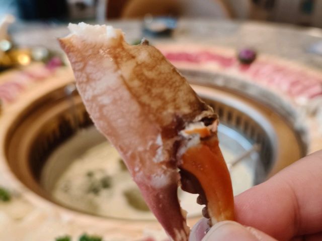 穿越老香江的味蕾之旅：《香江花月》海陸盛宴 🕰️🍽️踏入荃灣廣場的《香江花月》，瞬間被濃厚的懷舊氣息包圍，以懷舊衣車為靈感的裝潢，搭配復古縫紉機擺設，完美重現50年代香江風華 ✂️🏮。