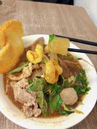 泰好吃泰國船麵｜巷弄裡的泰式靈魂船麵！粿條＋炸豬皮一秒飛曼谷
