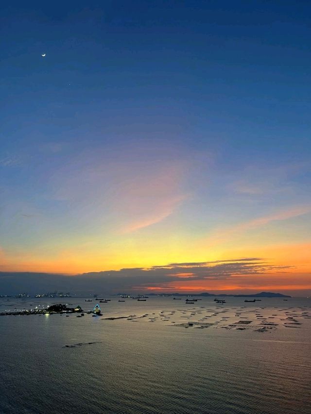 วิวพระอาทิตย์ตกที่สวยงามริมทะเล ศรีราชา