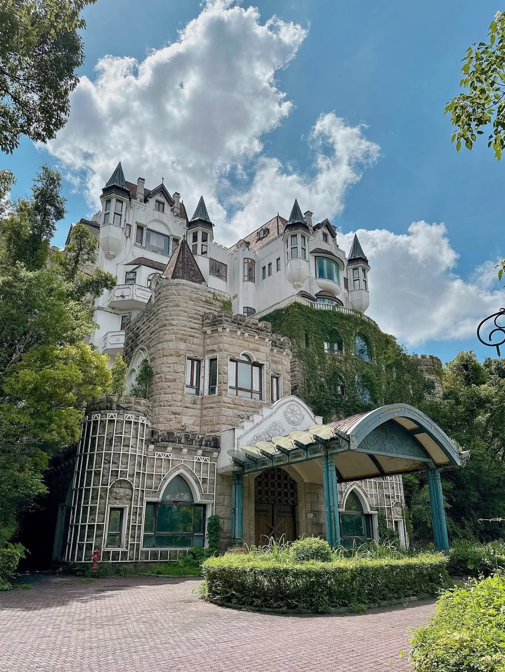 

This hot spring town is located in OCT East, Yantian District, Shenzhen. The entire town is modeled after Interlaken, Switzerland, and you can even stay in Swiss-style forest cabins. While a similar stay in Europe would cost over €500, here it only costs a few hundred RMB 🌈.

The hotel lobby features a stunning stained-glass ceiling reminiscent of a grand cathedral. You can soak in herbal hot springs surrounded by European architecture and lush forests, catch a ride on the forest train at sunset, and enjoy a spectacular water dance show at night—enough to keep you entertained for a full three-day getaway 🔥. Plus, hotel guests get complimentary park tickets, making it the perfect weekend escape 👀.