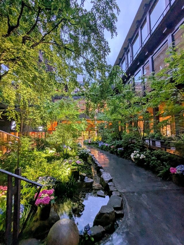 京都 | 新風館，在鬧區中邊逛街邊賞花