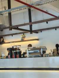 คาเฟ่ชิคๆ ในสนามแบด “Kuru Coffee House”