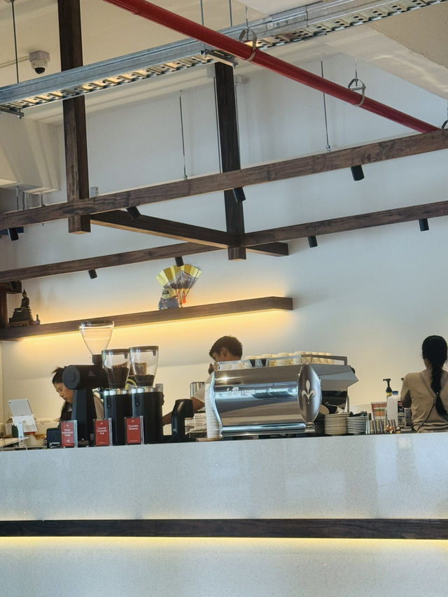 คาเฟ่ชิคๆ ในสนามแบด “Kuru Coffee House”