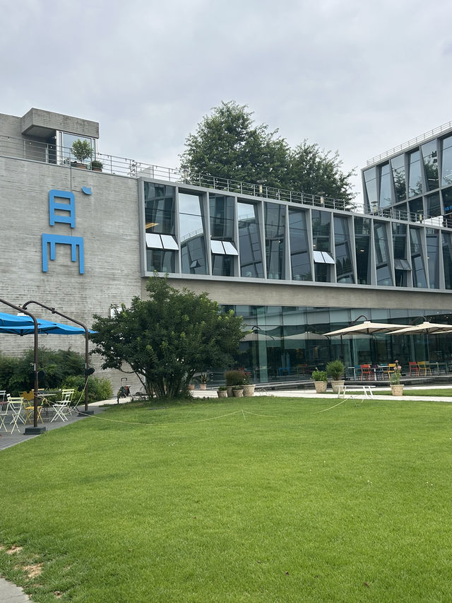 잔디와 통창, 푸른 여백이 있는 ‘블루체어 라운지’