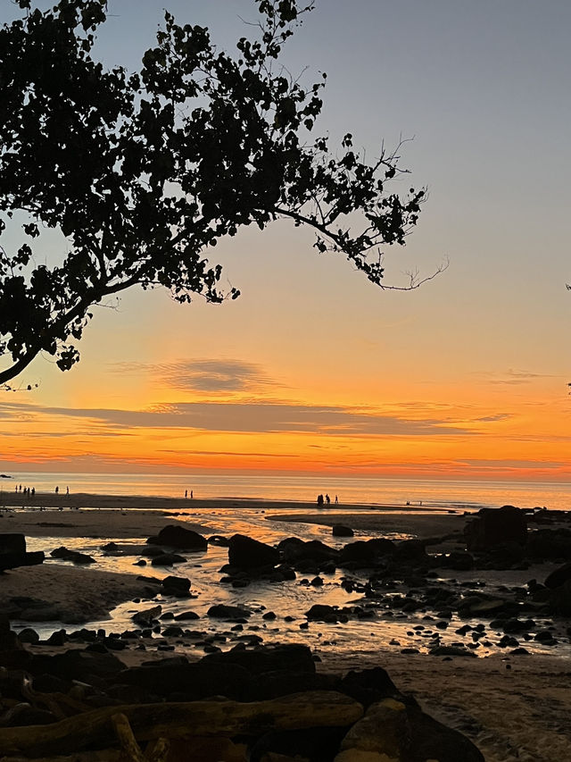 🌅 Sunset at Tanjung Aru – KK’s Golden Hour You’ll Never Forget 🌴✨