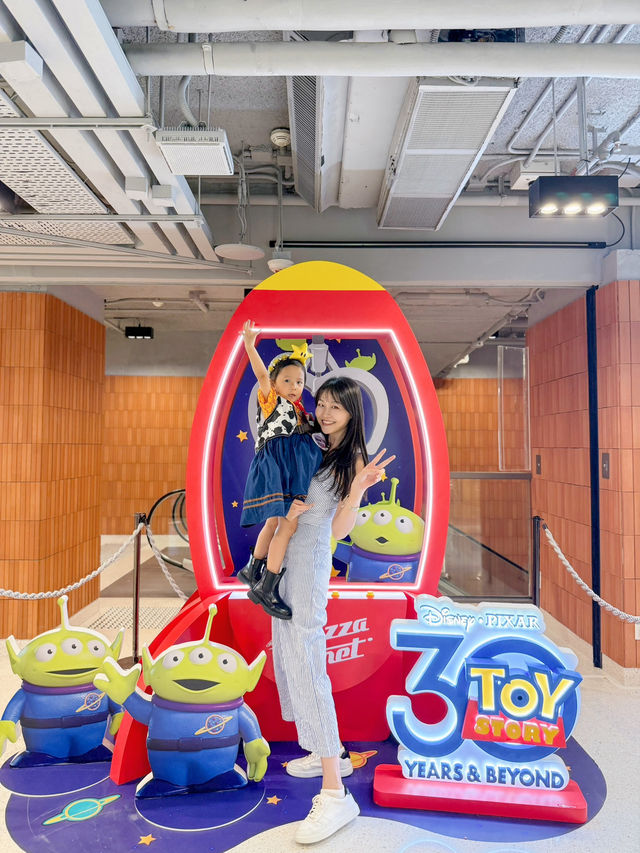 《反斗奇兵》30周年！大玩沙田新城市廣場！  《反斗奇兵》30周年啦！今次帶埋成班老友特別呈獻【反斗萌友@New Town Plaza】！  現場勁多打卡位！最搶眼嘅一定係有7米高巨型吹氣三眼仔！現場