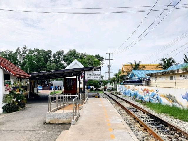 สถานีรถไฟบ้านแหลมนั่งสามล้อชมเมืองท่าฉลอม