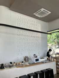 가구 쇼룸 옆, 커피 한 잔의 휴식—카페디(cafe thee)
