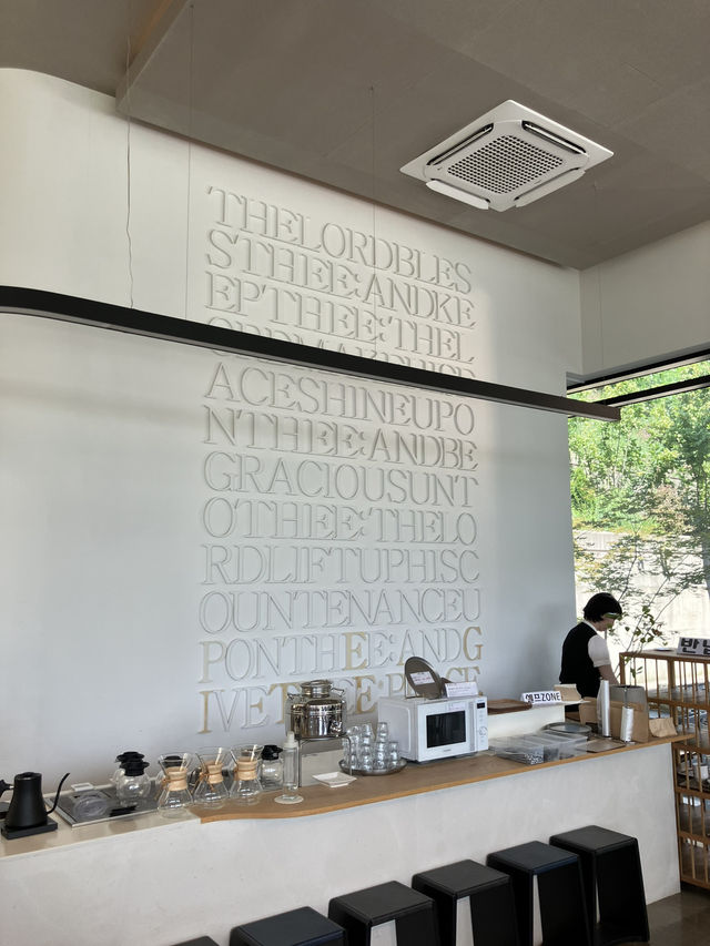 가구 쇼룸 옆, 커피 한 잔의 휴식—카페디(cafe thee)