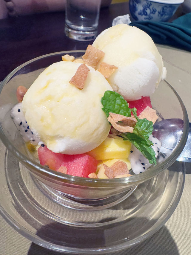 最迷人之處在於「中式手法與越南食材的結合」。餐廳主廚擅長將中國料理的細膩刀工與火候,融入越南獨特的香料與新鮮海產。像是以八角、花椒提味的燒肉,搭配當地爽脆的香草與米紙;或是以越南香茅、魚露入菜的清蒸魚 最迷人之處在於「中式手法與越南食材的結合」。餐廳主廚擅長將中國料理的細膩刀工與火候,融入越南獨特的香料與新鮮海產。像是以八角、花椒提味的燒肉,搭配當地爽脆的香草與米紙;或是以越南香茅、魚露入菜的清蒸魚