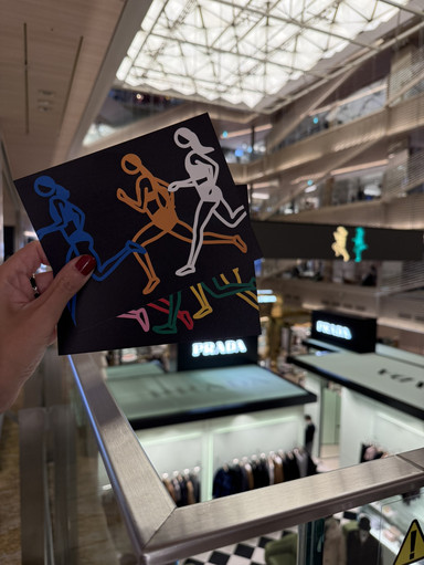 🌟 GINZA SIX のジュリアン・オピー作品 《Marathon. Women.》 | Trip
