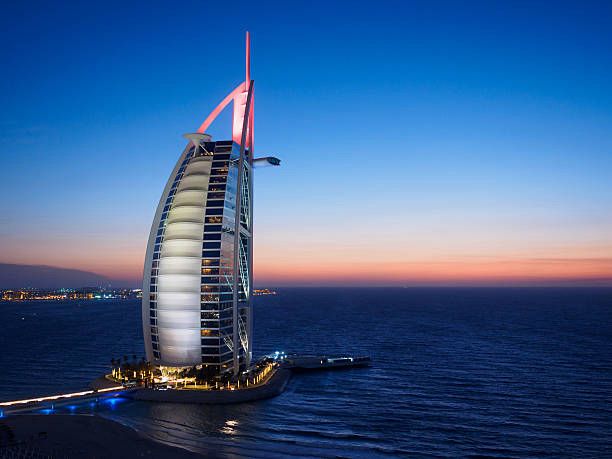 🌟 Famous For: Luxurious 7-star hotel ⭐⭐⭐⭐⭐⭐⭐, sail-shaped 